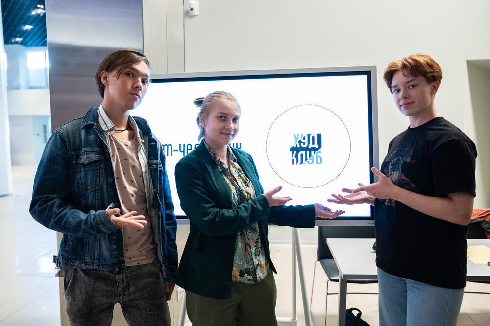 На изображении члены Художественного клуба