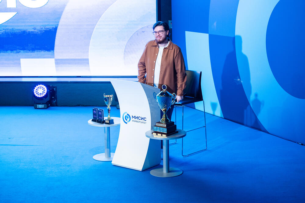 На изображении выступление команды КВН МИСИС