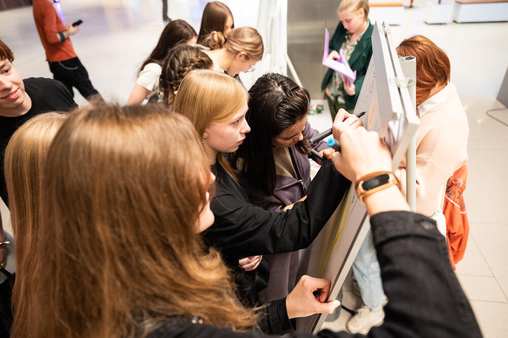 На изображении члены Художественного клуба