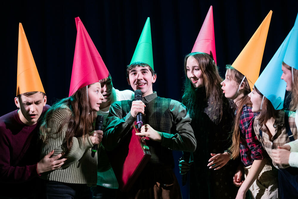 На изображении сцена из спектакля участников Театрального пространства МИСИС