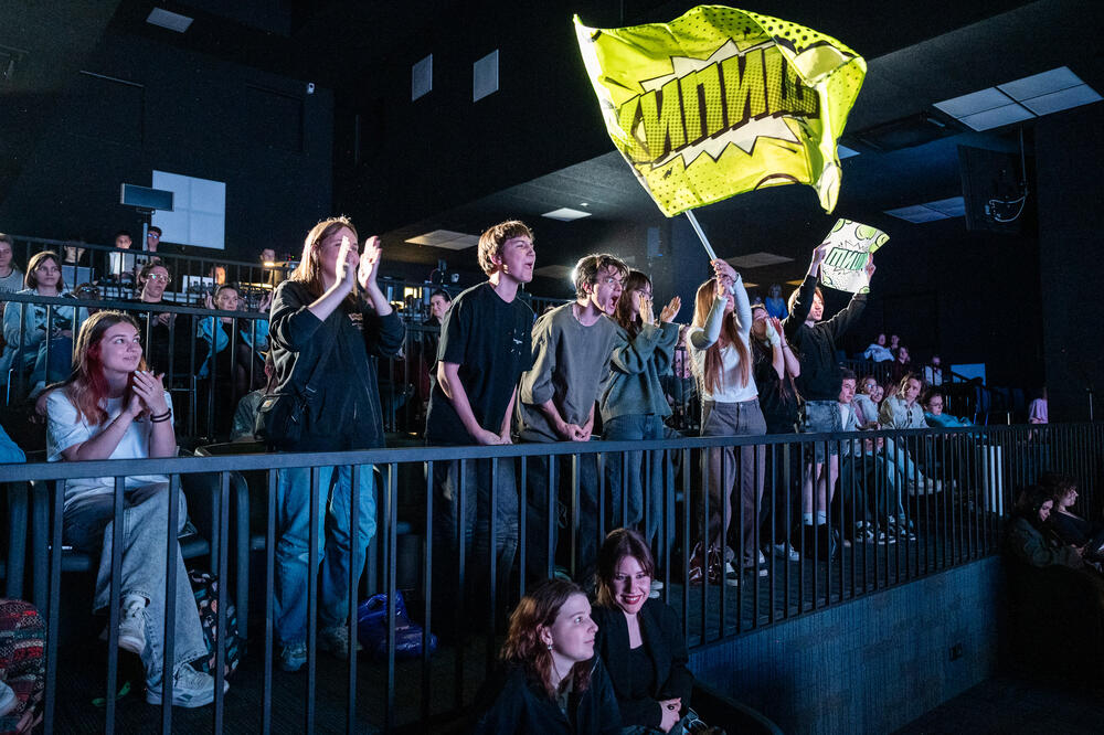 На изображении болельщики команды КВН МИСИС