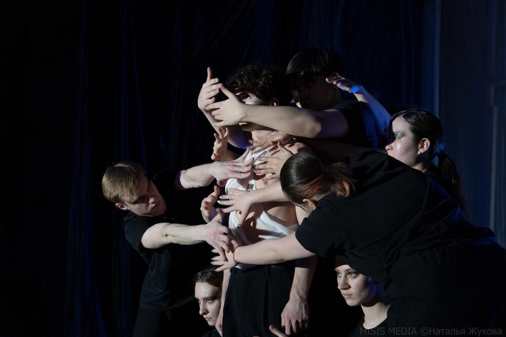 На изображении сцена из спектакля участников Театрального пространства МИСИС