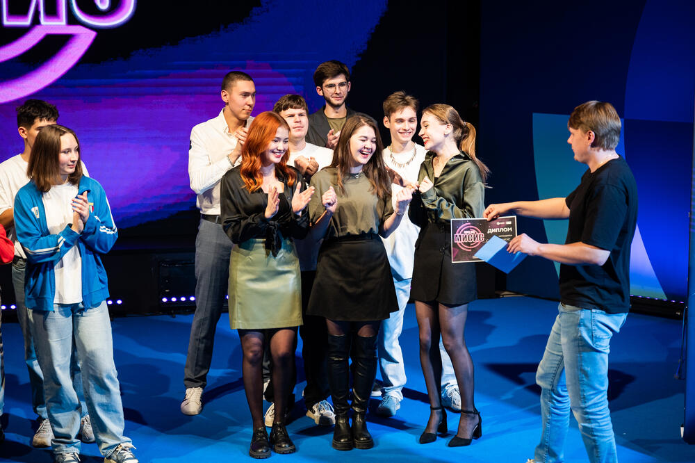 На изображении выступление команды КВН МИСИС