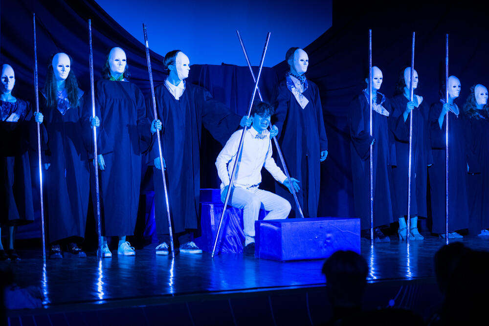 На изображении сцена из спектакля участников Театрального пространства МИСИС