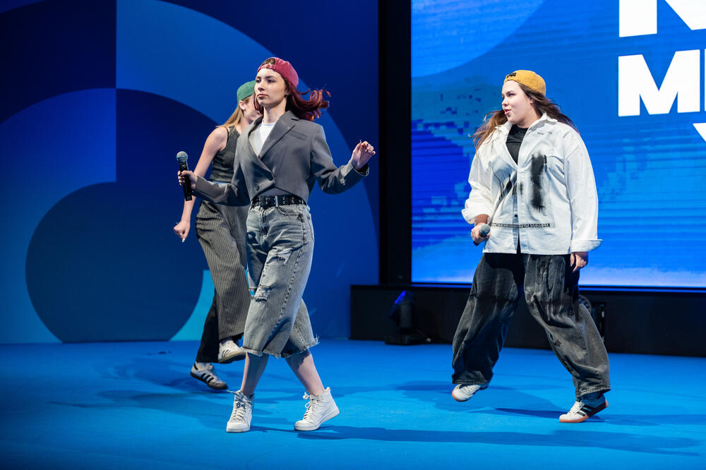 На изображении выступление команды КВН МИСИС