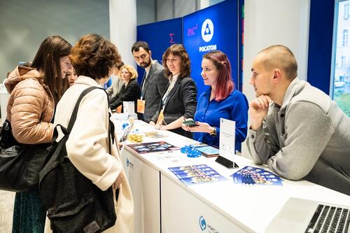 Студенты и представители компаний на ярмарке вакансий