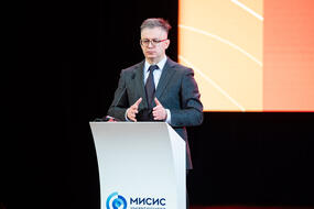 Дмитрий Исламов выступает на пленарном заседании «Недели горняка — 2026»