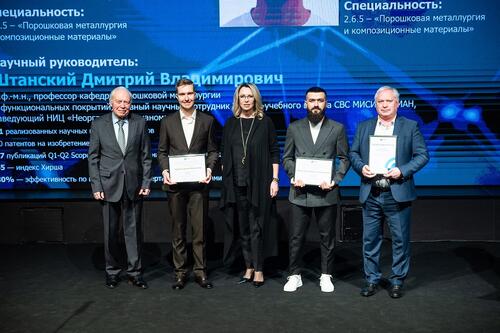 Сцена торжественного мероприятия «С наукой в сердце»