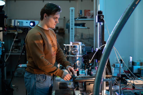 Ключ к безопасности: учёные усилили квантовую криптографию с помощью нейросети