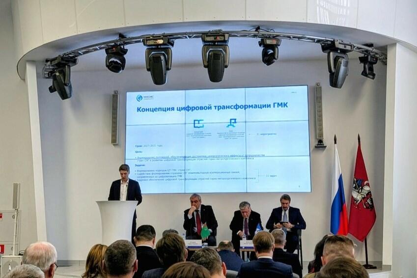 Дмитрий Васильев на заседании