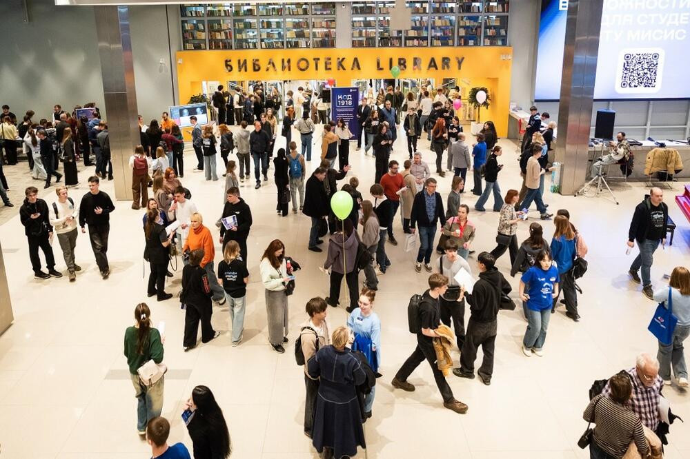 Общий вид сверху на холл Б корпуса НИТУ МИСИС в День открытых дверей