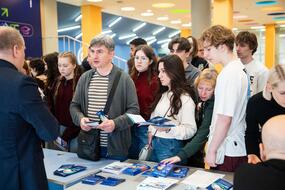 Абитуриенты и их родители около стенда на Дне открытых дверей