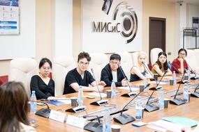Участники летней школы НИТУ МИСИС 2026 слушают лекцию в аудитории университета