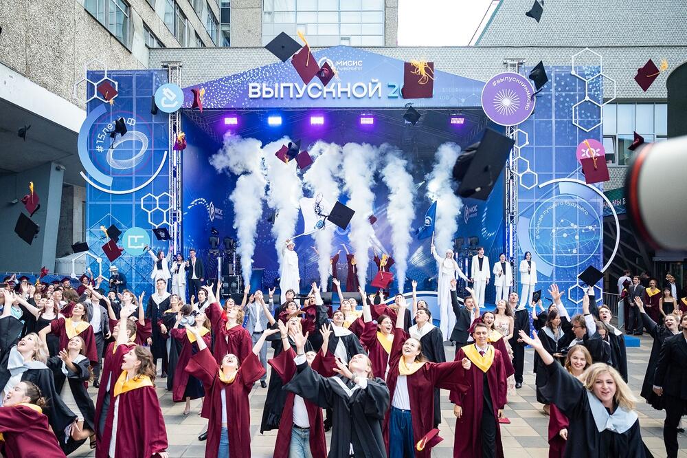 Выпускники подбрасывают конфедератки на выпускном МИСИС 2026