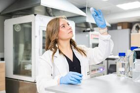 Юлия Макарец за работой в лаборатории НИТУ МИСИС