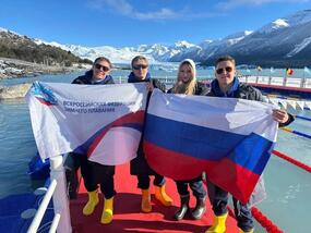 Члены сборной России по зимнему плаванию у ледника Перито-Морено в Патагонии